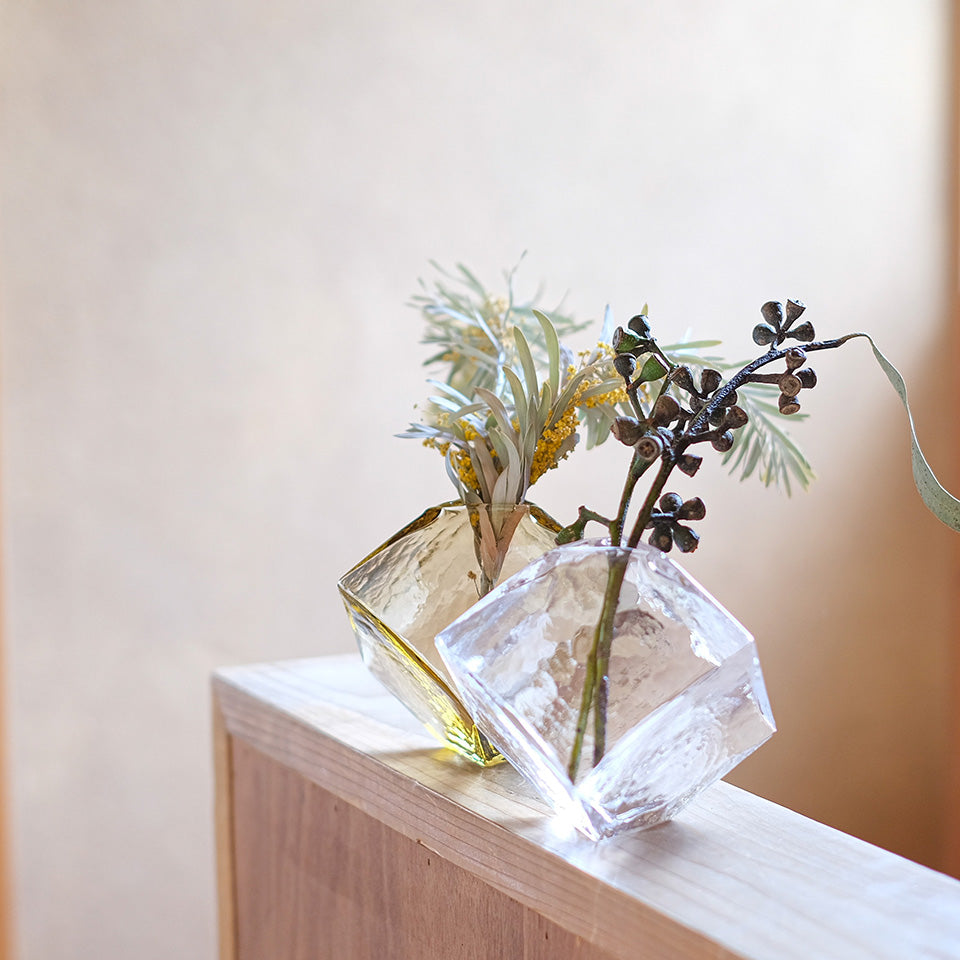 クーボ | 清廉に輝く、四角いフラワーベース 花器 タン